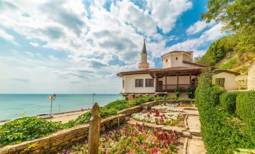 Екскурзия до Крепостта Овеч- Исторически музей- Археологически резерват Яйлата- Нос Калиакра- Ботаническата градина- Двореца в Балчик- Аладжа манастир- Побитите камъни